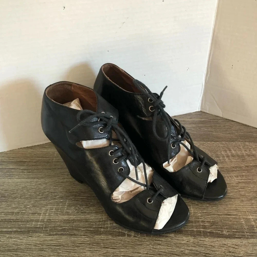 Locale Wedge  Leather Sandals